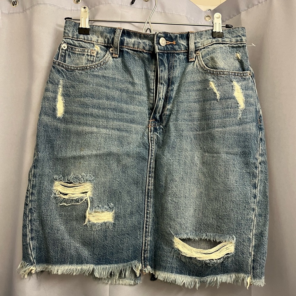 Gap denim mini skirt. Fits like 2-4. Worn a few times great condition